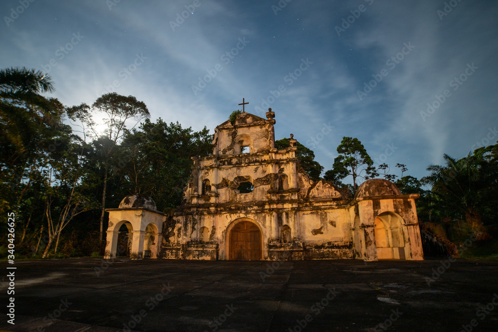 Iglesia en ruinas en  Guatemala  antigua