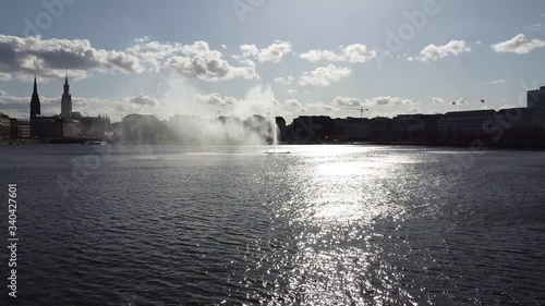 Drohnenvideo der Hamburger Binnenalster mit Alsterfontäne