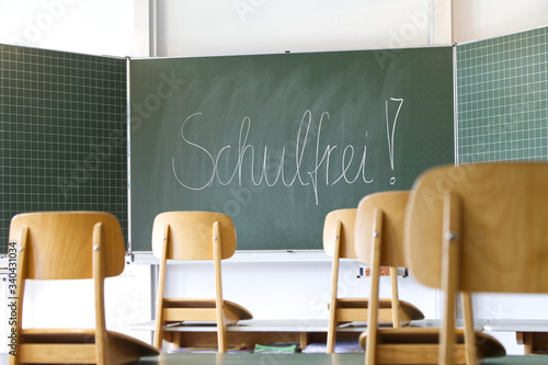 Schulfrei auf einer Kreidetafel im Klassenraum