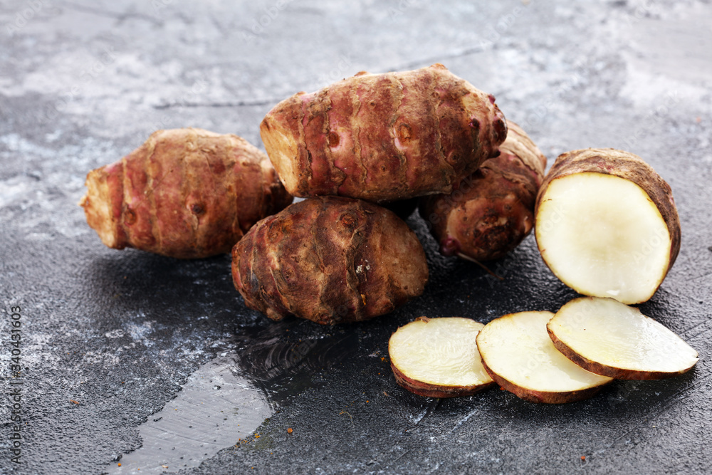 Ταπετσαρία Jerusalem artichoke and slices on rustic background