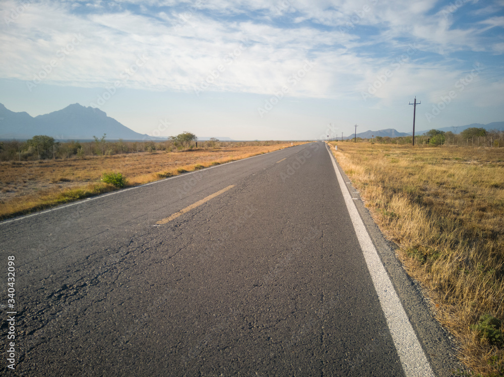 Carretera, paisaje, cielo, nubes, montañas, viajando