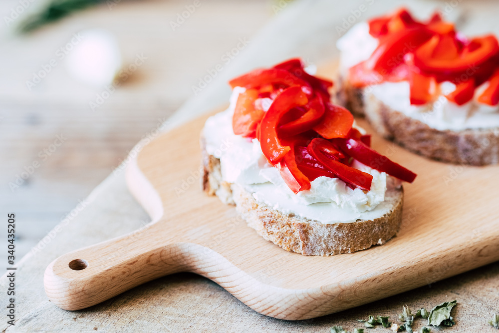 Bruschetta au fromage frais et poivron rouge assaisonné à l'ail et romarin