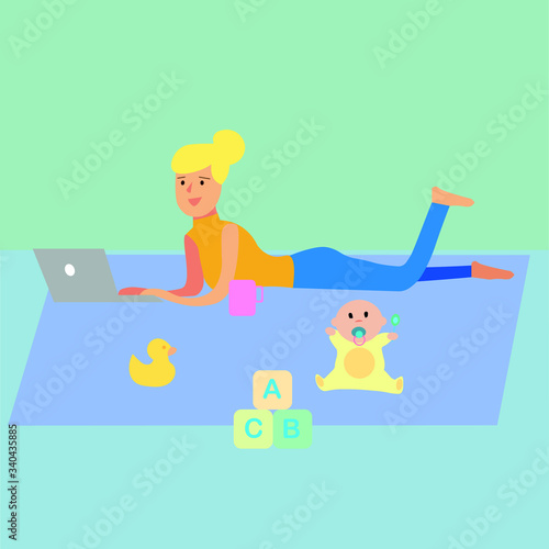 Mujer trabajando en casa con su bebe al lado