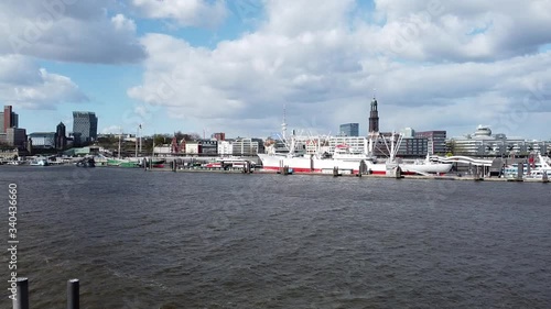 Drohnen Video der Hamburger Skyline und der Elbe