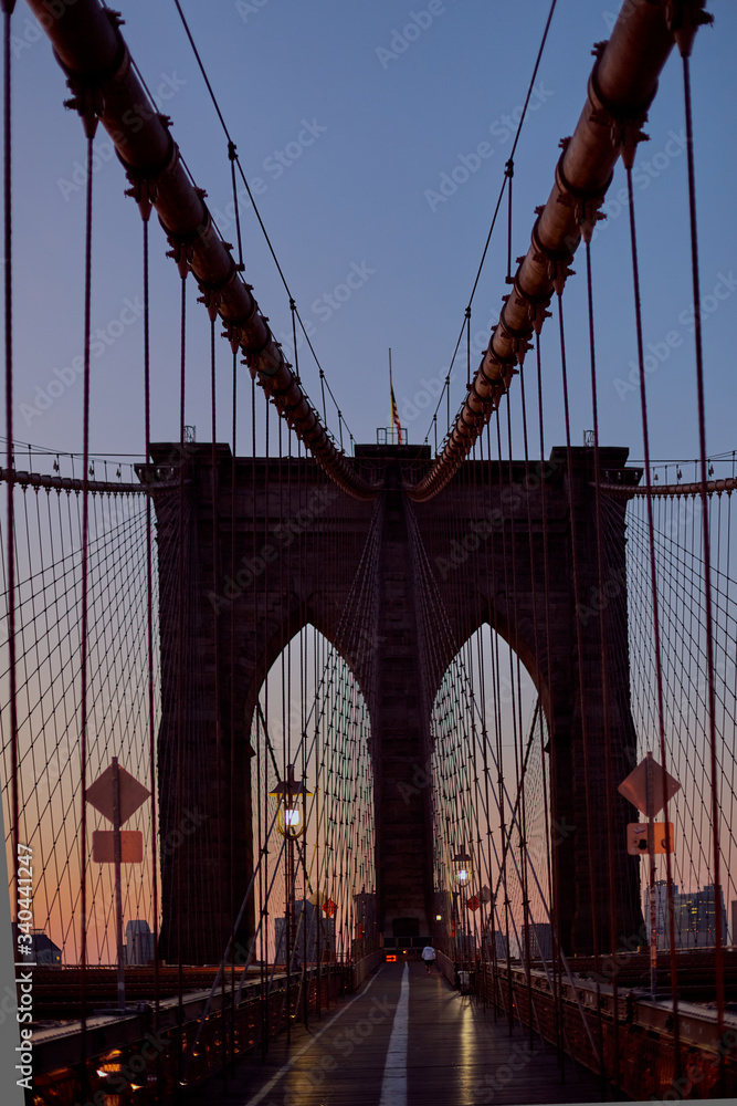 Obraz premium Sunset in middle of Brooklyn Bridge in New York