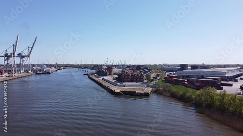 Luftaufnahme vom Hamburger Hafen und der Elbe