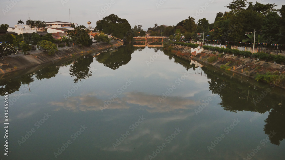Obraz premium Nam Wang The official name is Ratsadaphisek Bridge the river branch of the Chao Phraya River.concrete bridge landmark famous of Lampang, northern Thailand.Traffic road and street.Tradition Old town