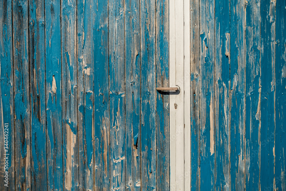 Lack blättert ab von altem blauen Holztor Lack blättert ab von altem blauen Holztor