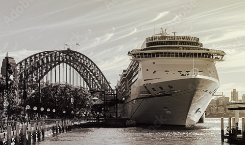 the rocks, Harbor Bridge with a cruise ship stopped waiting for people to disembark. © PriscilaFerreira