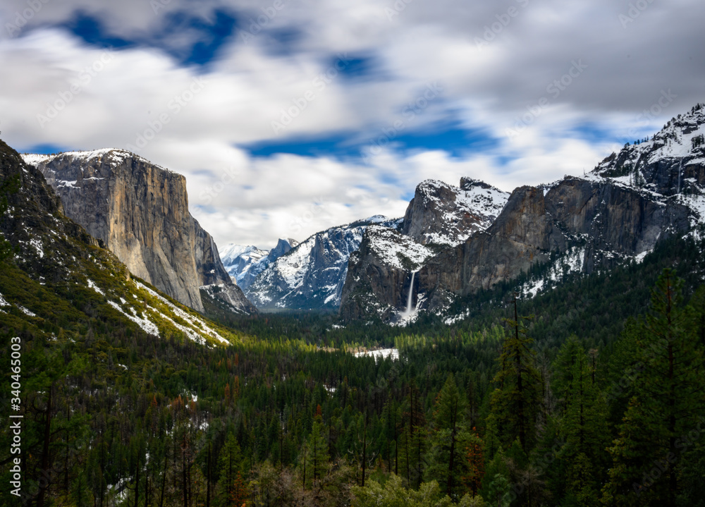 Obraz premium Shaft of Light Through Yosemite Valley Long Exposure