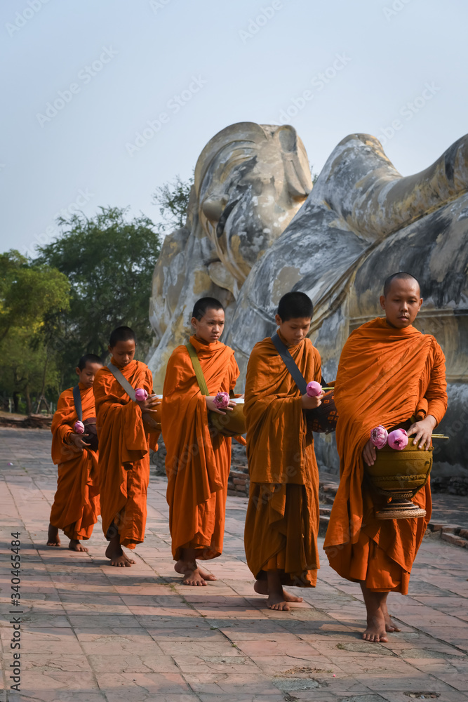 Obraz premium Monk alms are the activities of monks that have to do in Buddhism.