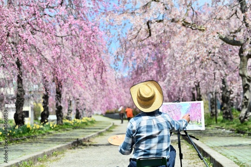 桜並木・絵を描く男性 © godfather