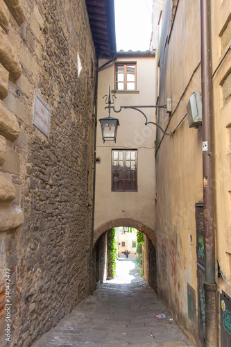 Fototapeta Naklejka Na Ścianę i Meble -  Typical narrow street in Arezzo, Tuscany, Italy.