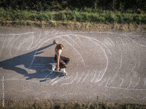 Skatergirl bei Sonnenuntergang