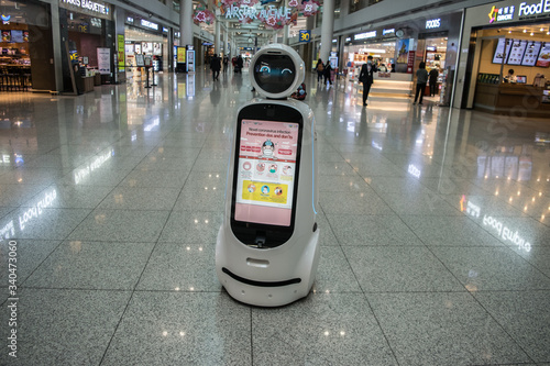 Canvas Print Assistant Robot with announcement about Coronavirus Covid 19 in International Airport Seoul, South Korea