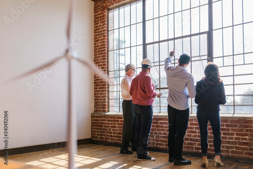 Group of people having a meeting © rawpixel.com