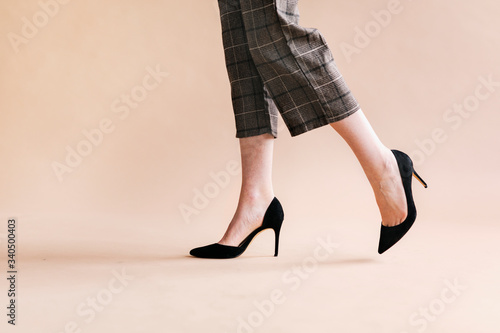 Fotografia Businesswoman in suede heels
