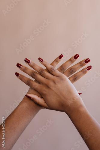 Εκτύπωση καμβά Tanned manicured female hands