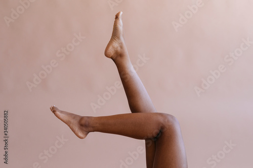Canvas Print Tanned legs in the air