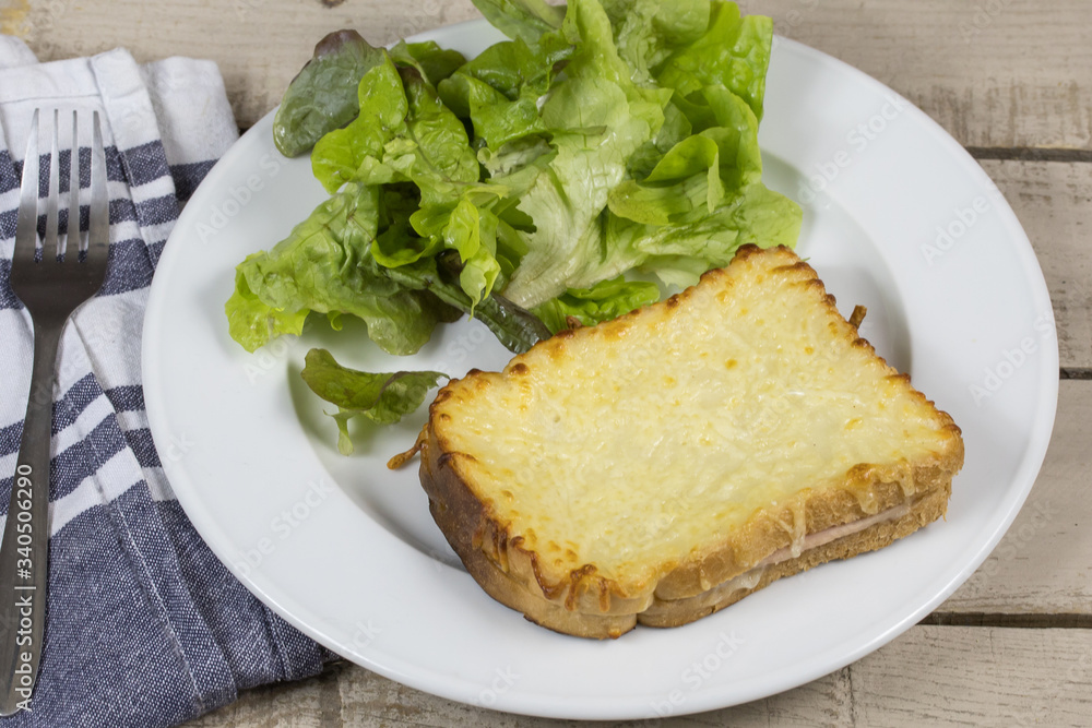 croque-monsieur et salade dans une assiette