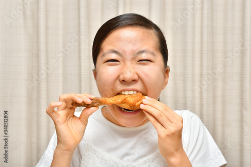 Plakat w ramie フライドチキンを食べる女の子