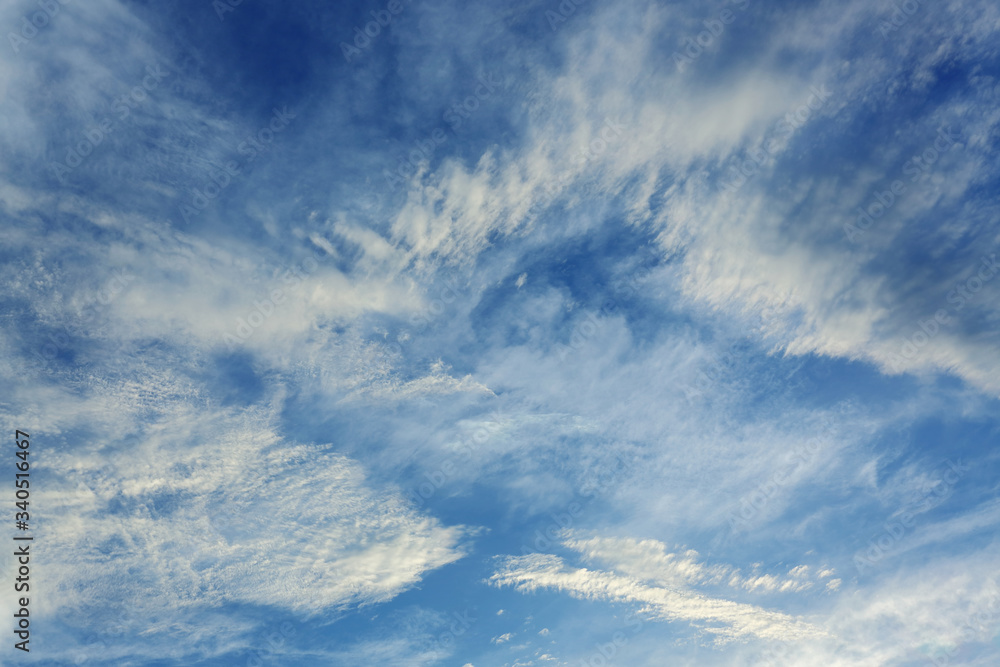 Obraz premium dramatic white cloud on blue sky, nature background