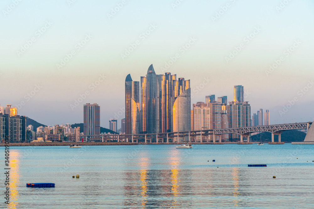 Naklejka premium Sunset in Busan, South Korea on a sunny winter day with light reflecting of the buildings.