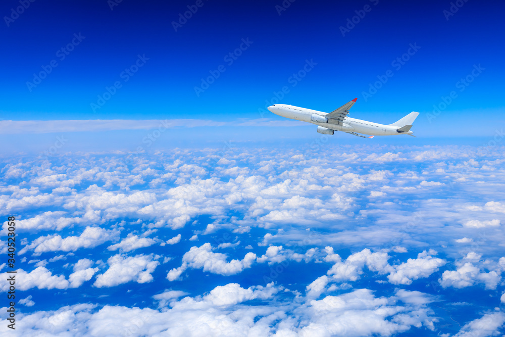 Fototapeta Komercyjny samolot lecący nad chmurami, koncepcja podróży.