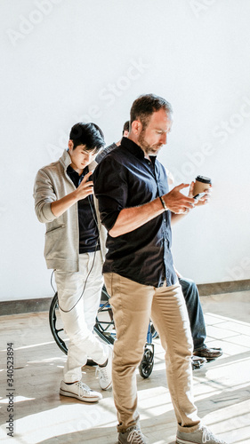Men texting mobile wallpaper