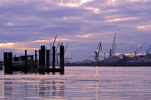 Hamburger Hafen zur blauen Stunde © Inge Knol