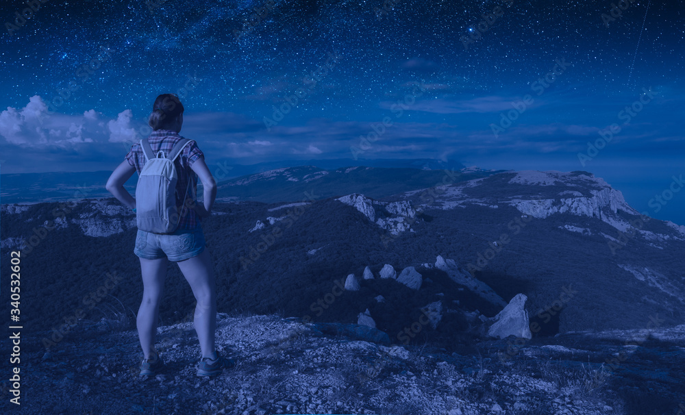 Fototapeta premium Girl hiker under the starry sky