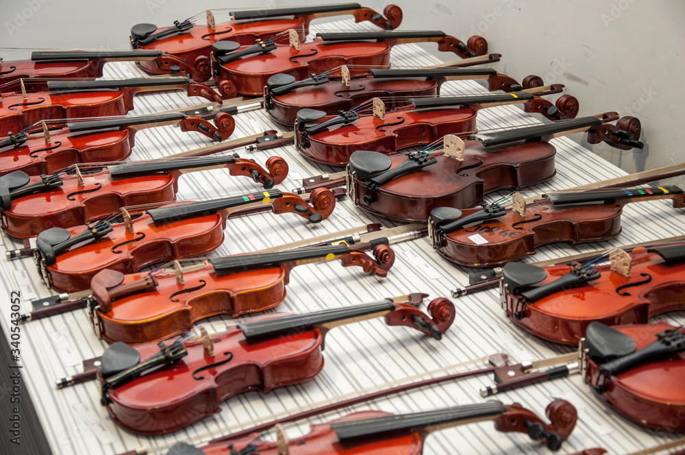Naklejka premium Kids violins ready to act