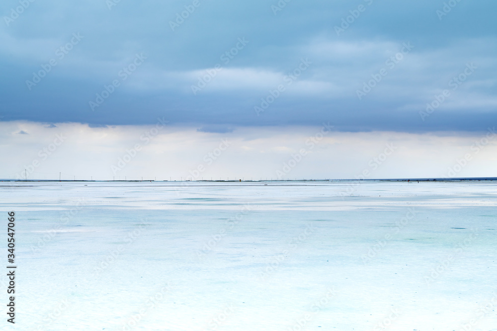 Fototapeta premium Chaka Salt Lake in Qinghai, China. Qinghai's Chaka Salt Lake is full of fantasy scenery
