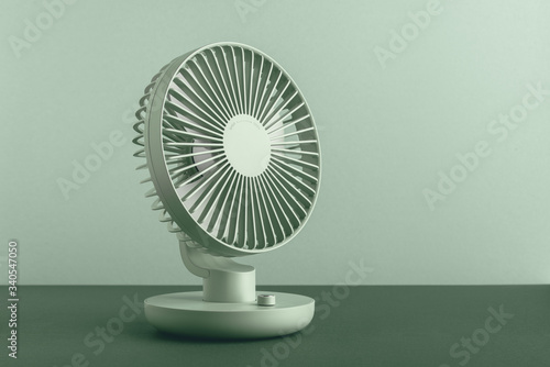 minimalistisches Produktfoto eines grünen Ventilators vor grünem Hintergrund