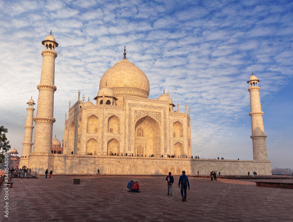 Fototapeta premium Taj Mahal eastern view, Agra, Uttar Pradesh, India