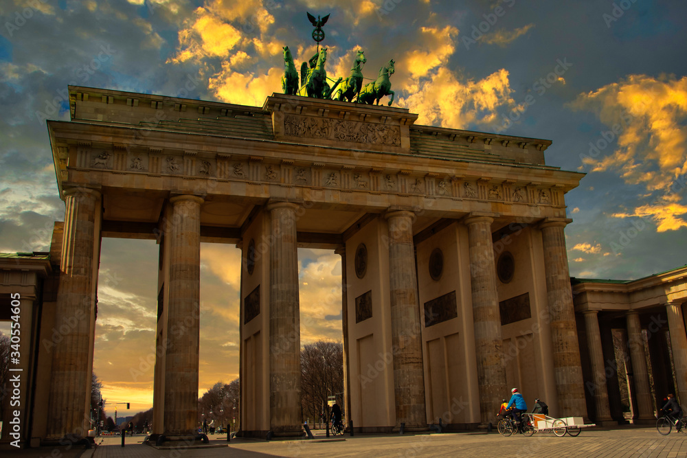 Obraz premium The famous Brandenburg Gate (Brandenburger Tor) in Berlin, Germany