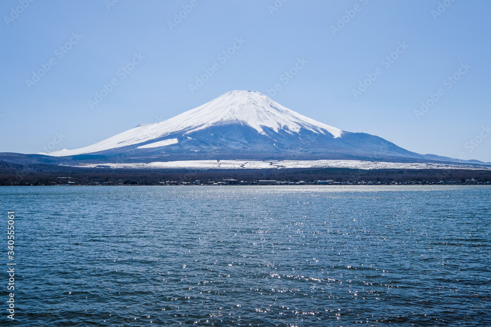 山中湖と富士山