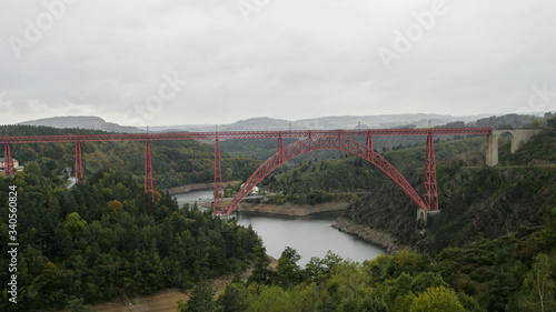 pont rouge au dessus d'en fleuve en France