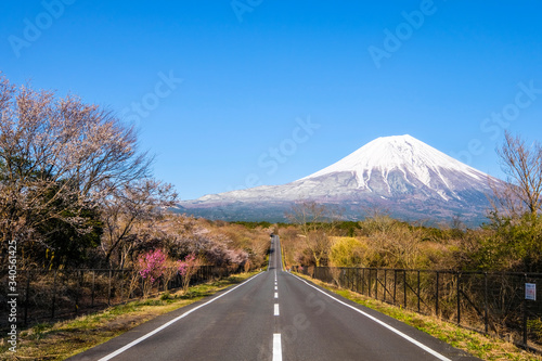路と富士山 © kazu8
