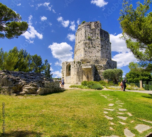 La tour magne ,un des nombreux lieux symboliques de Nîmes dans le Gard