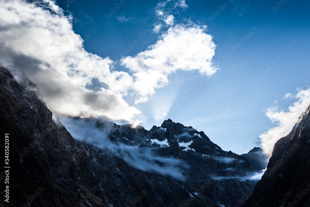 Obraz premium Lake Marian , Fiordland National Park, New Zealand レイクマリアン, マリアン湖, フィヨルドランド国立公園, ニュージーランド