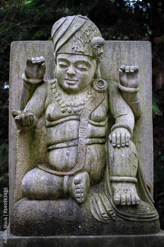 Estatua budismo num parque em Portugal