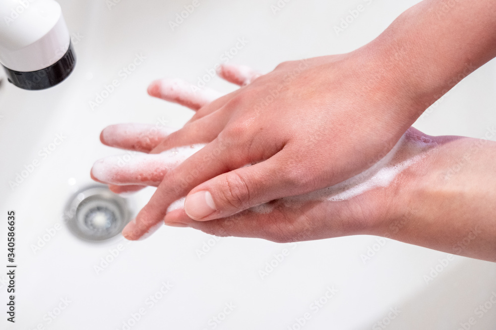 衛生的手洗い 泡を手にのばす Hygienic hand wash Spread the bubbles in hands 衛生的手洗い 泡を手にのばす Hygienic hand wash Spread the bubbles in hands
