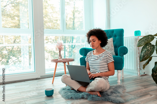 Foto Female freelancer working remotely from home