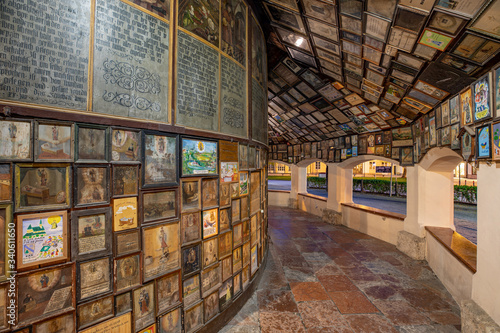 Gnadenkapelle, Rundgang, Votivtafeln, Abend, Nachtaufnahme, Altötting, Landkreis Altötting, Oberbayern, Bayern, Deutschland, Shrines of Europe photo