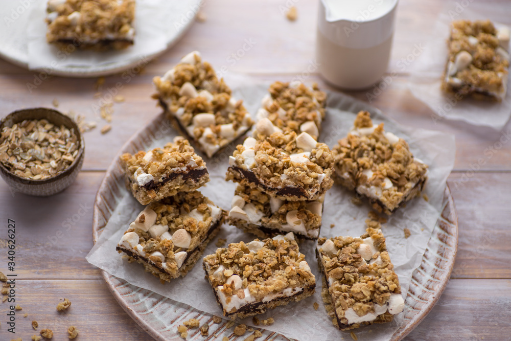 Granola marshmallow bars with rolled oats and chocolate Granola marshmallow bars with rolled oats and chocolate
