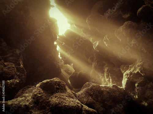 Fotografia underwater scene of a cave with sunlight
