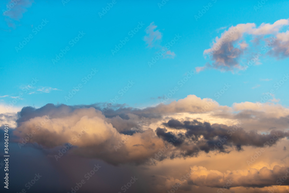 Obraz premium bright and juicy clouds at sunset with blue sky