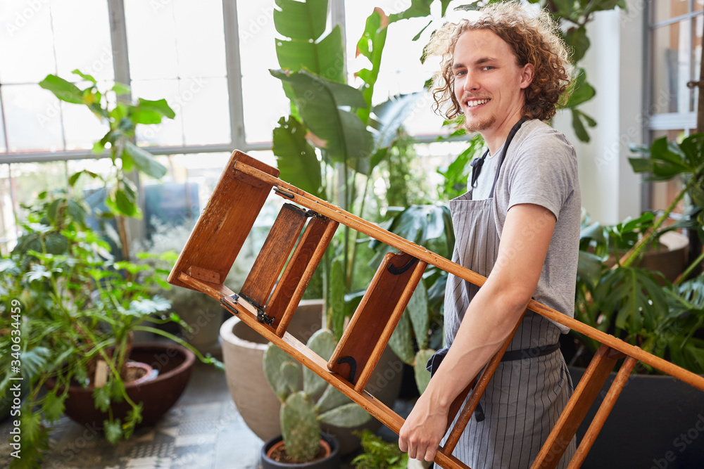 Gärtner oder Florist in der Ausbildung mit Leiter Stock Photo Adobe Stock
