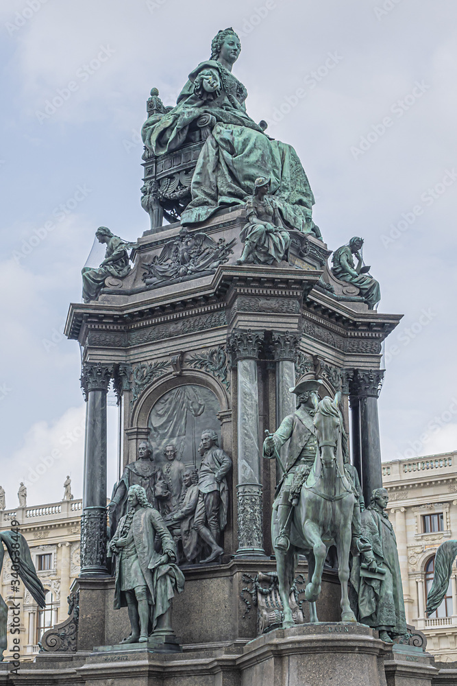 Obraz premium Maria Theresia Monument (Holy Roman Empress, German Queen). Maria Theresia monument was built in the year 1888 in Vienna, Austria.